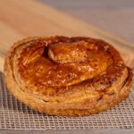 Empanada de hojaldre individual de queso y dátiles